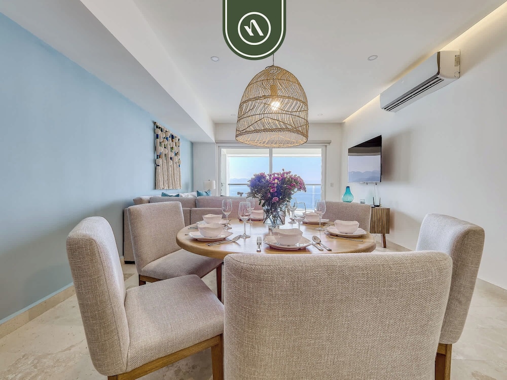 Luxury Oceanfront 3 BR Condo - Pools