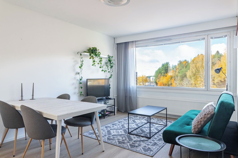 Central 1BR Apartment with Free Parking