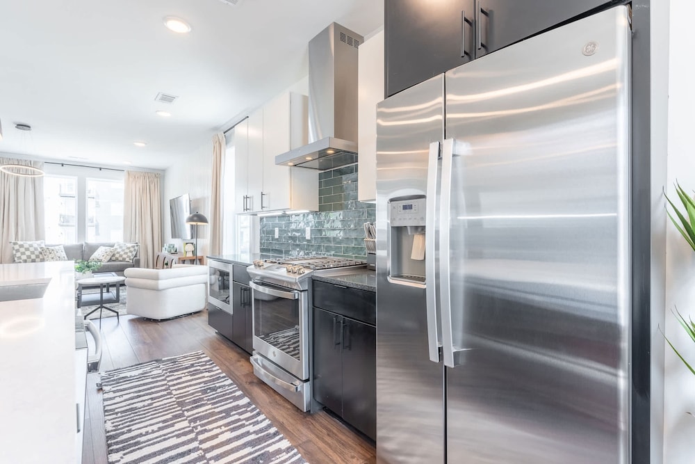 Luxe 4BR With Fire Pit Grill and City Views