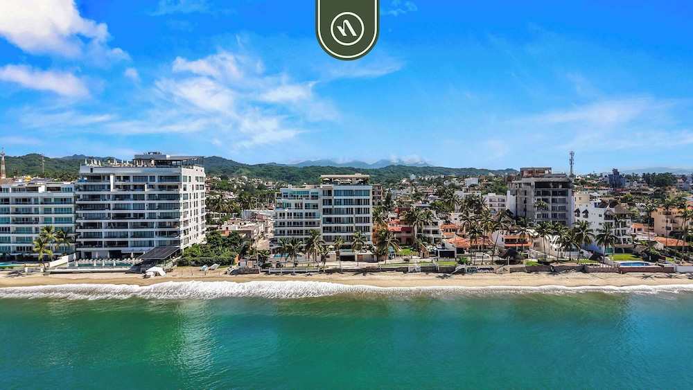 New Stylish 1 BR Condo - Ocean Views - Flex Room