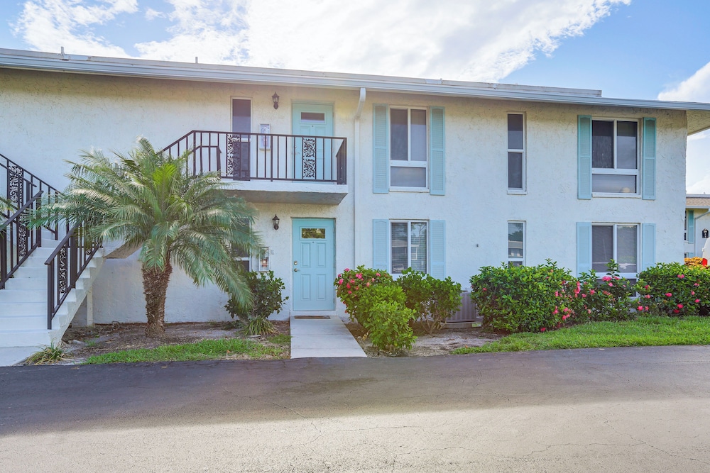 Golf Retreat w/ Pool Access: 3 Mi to Dtwn Naples