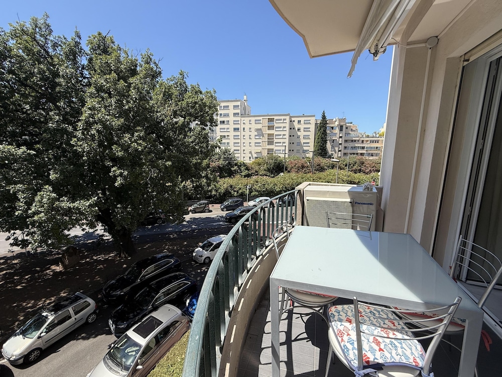 2 BR Apartment in the Center of Cannes - 2305
