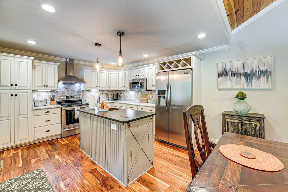 Peaceful Home w/ Porch & Yard, 5 Mi to Rome!