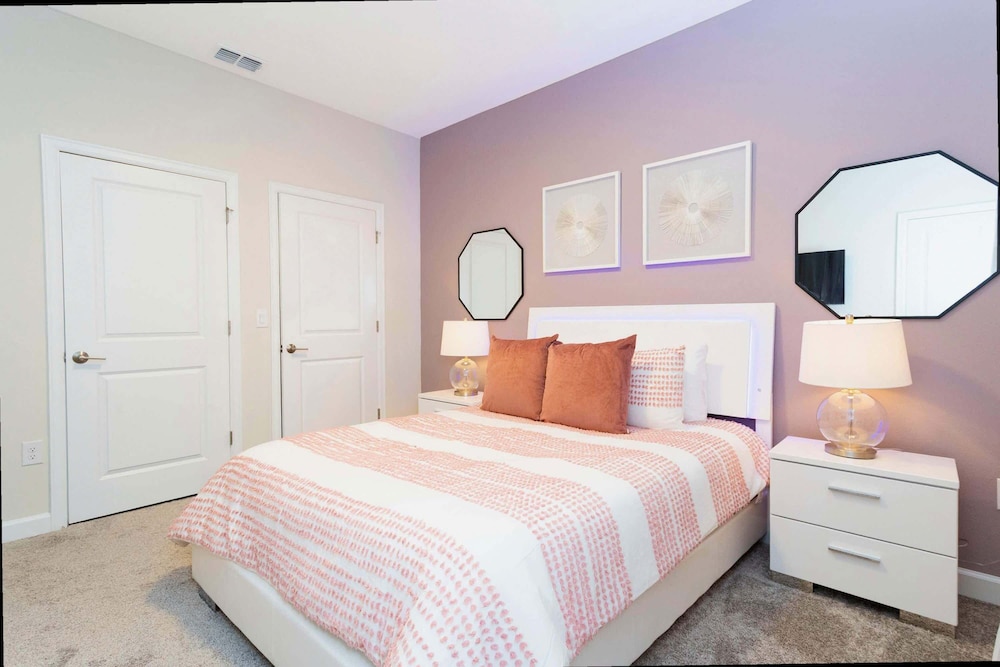 Stylish 4Bd w Lake View Pool Kids Themed Room