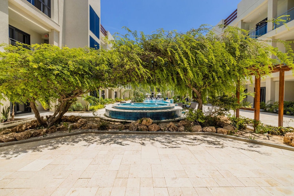 NEW Modern 2BR 2BA Condo w Gym Pool BBQ Parking