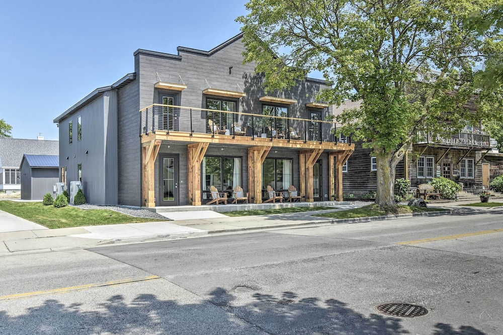 Elkhart Lake Townhome - 20 Mi to Sheboygan!