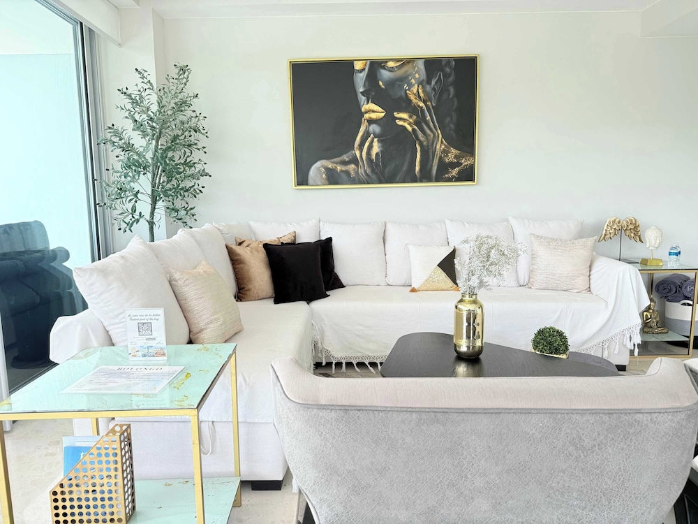 Luxury 2BR Bolongo Ocean View Private Beach