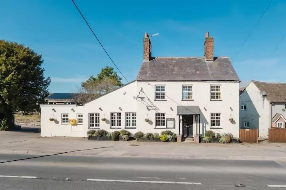Idyllic Foodie Retreat above Silks Pub