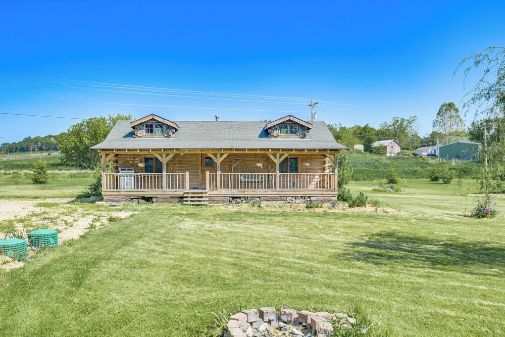 Bellevue Log Cabin w/ Gas Grill & Creek Access