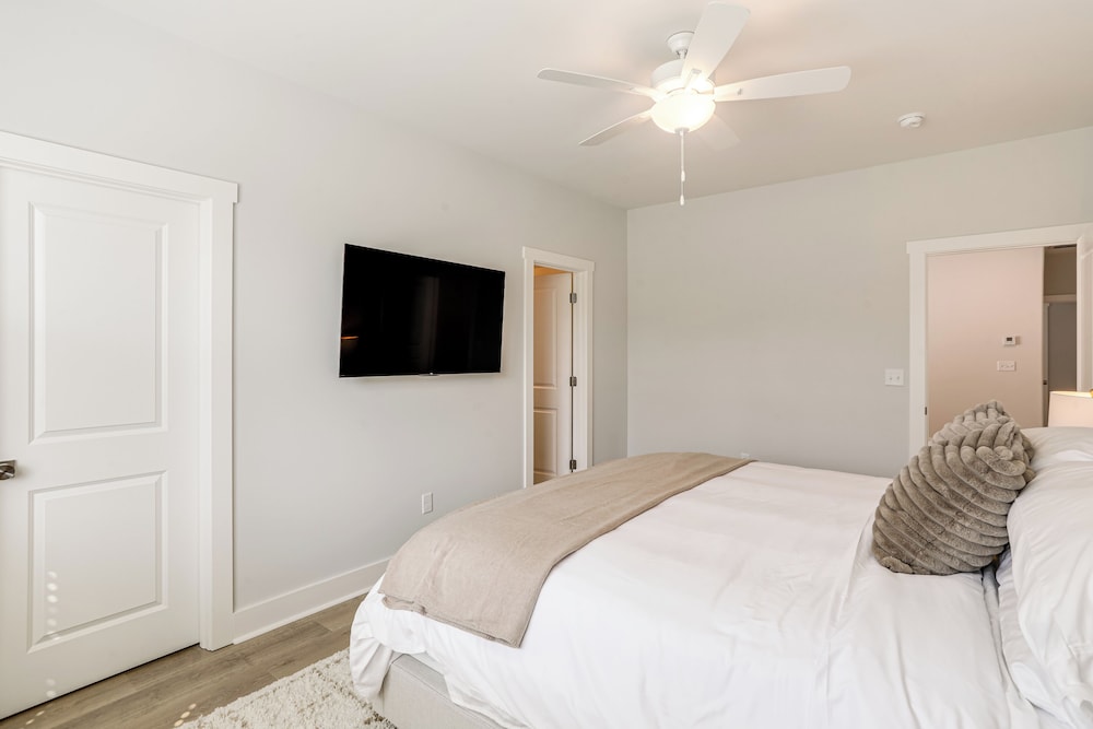 3 Mi to Ole Miss, New Build: Inviting Townhome!