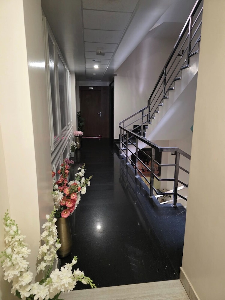 Shree Dham Palace