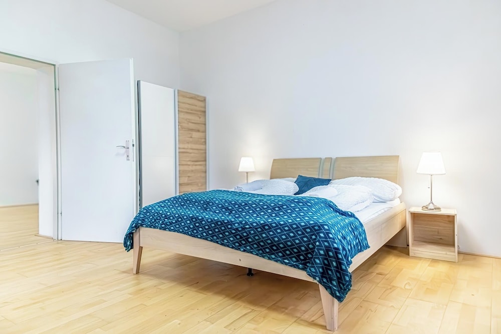 Budget 2BR Apt Near Wiener Stadthalle
