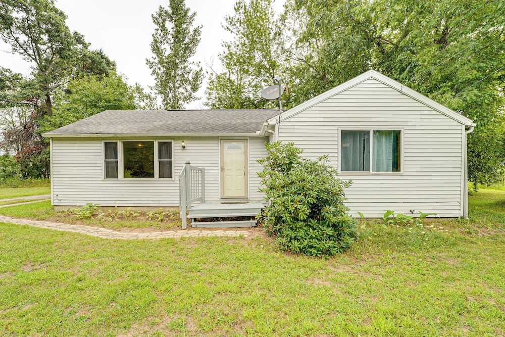 2 Mi to Michigan's Adventure: Family Home w/ Patio