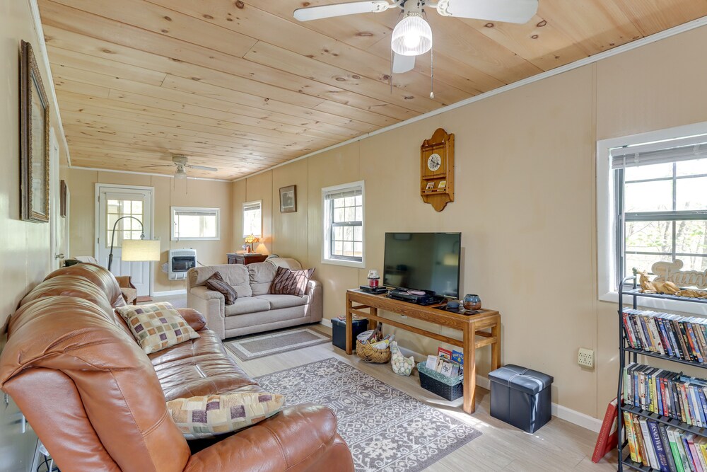 Murphy Cottage w/ Screened-in Porch - Pets Welcome view 5