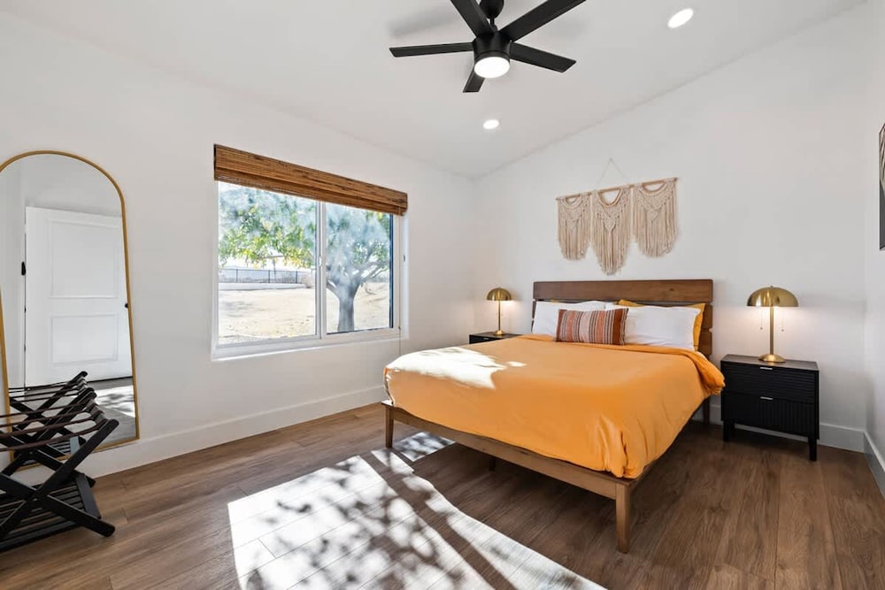 J-tree Bungalow With Large Hot Tub Views Patio