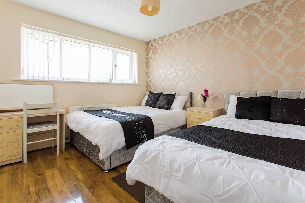 2 Bedroom Holiday Home Eith 3 Beds & Sofa Bed Near Manchester City Stadium