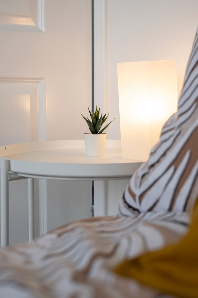 Modern 4 Bed House-free Parking