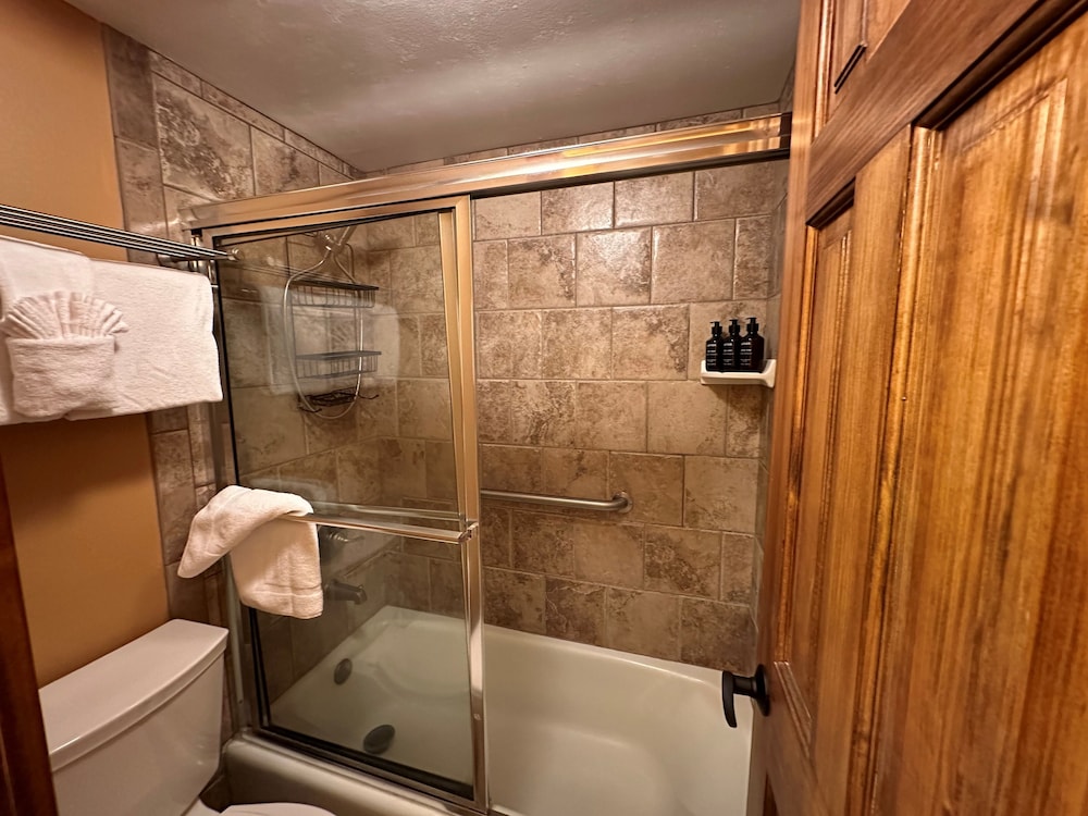 Lakeside, Spacious, Modern 2br - Sleeps Up To 8 2 Bedroom Condo