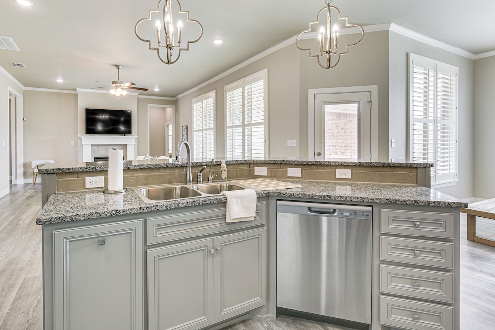 8 Mi to Texas Tech: Spacious Lubbock Home
