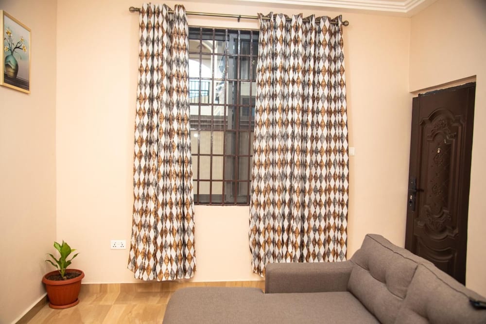 Captivating 1-bed Apartment in Tema, com 25 view 3