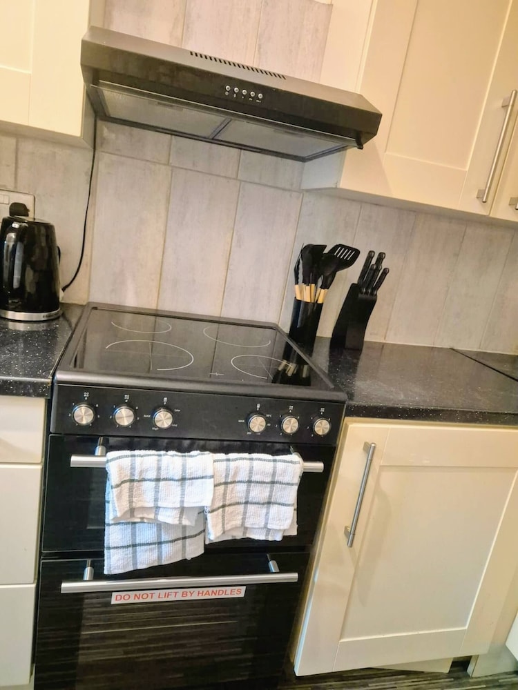 3 Bed Home Free Wifi & Netflix Central Location