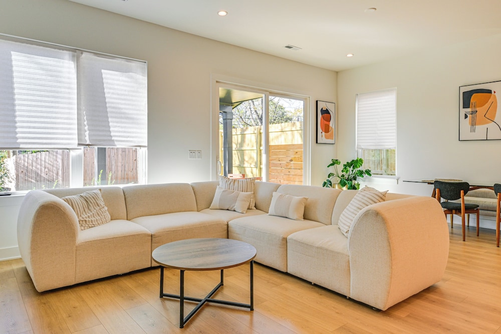 2 Mi to Bank of America Stadium: Townhome w/ Patio