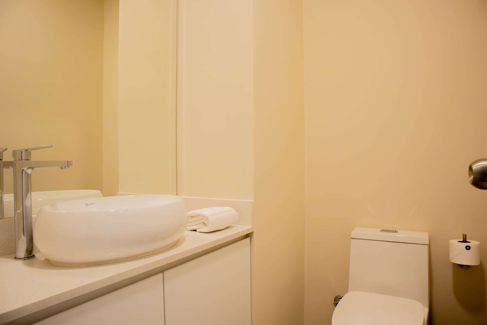 w Enchanting 2BR w Balcony Near Kennedy Park