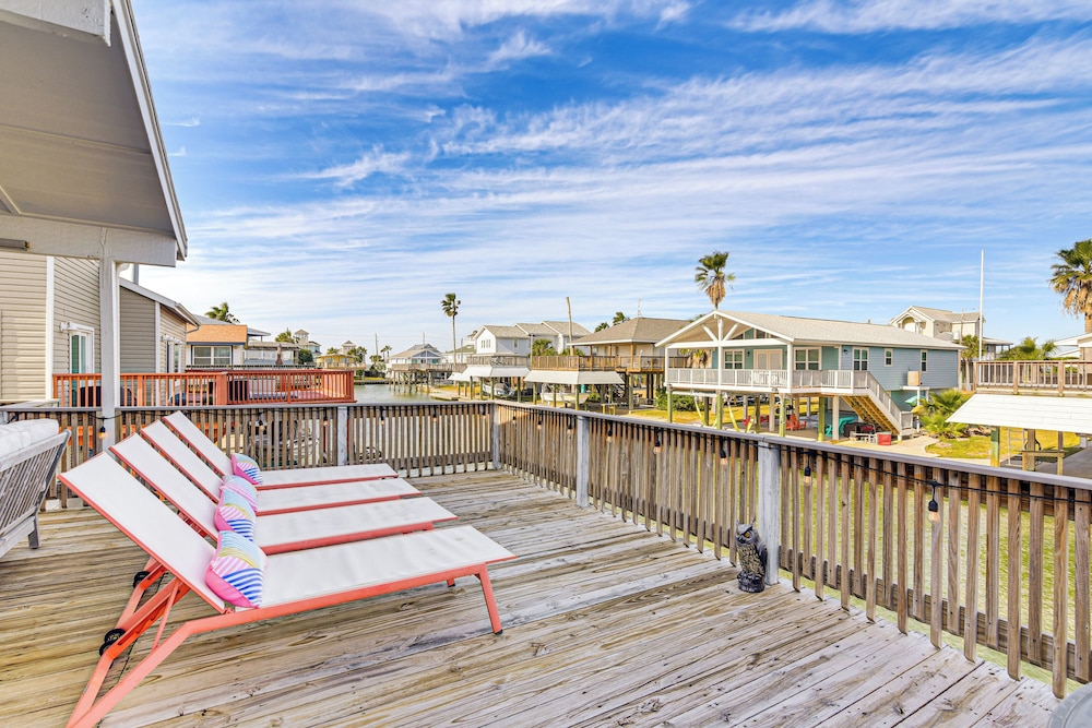Canal-front Gem in Galveston: Fish, Crab & Unwind