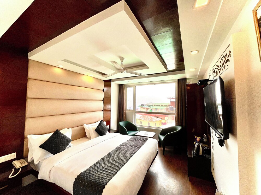 Hotel Roshie Mall Road Mussoorie