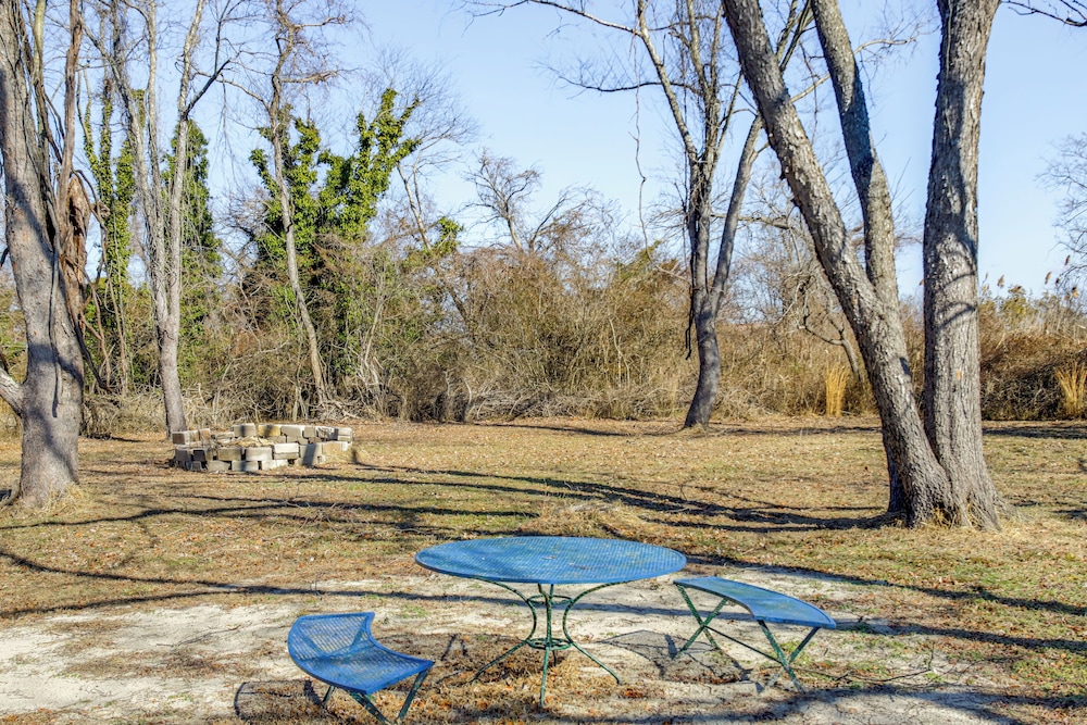 1 Mi to Boat Ramp: Peaceful Deal Island Home!