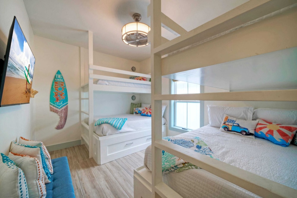 Sleeps 24 2 Homes, Walk to the Beach, Private Pools, Fire Pit, Modern Design
