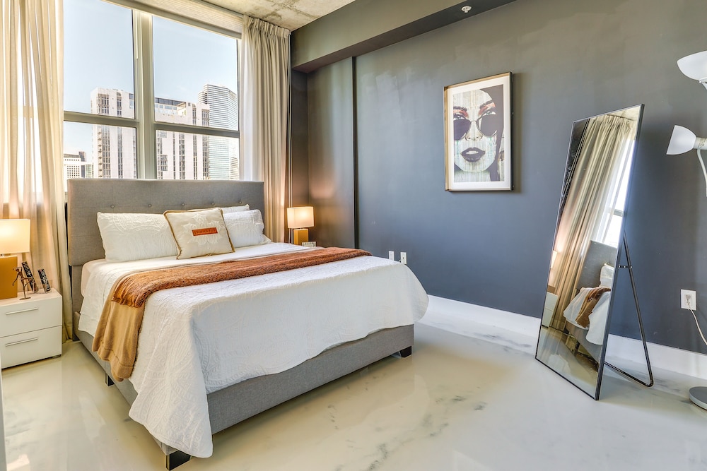 Luxe Downtown Miami Apt: Balcony, Pools, City View