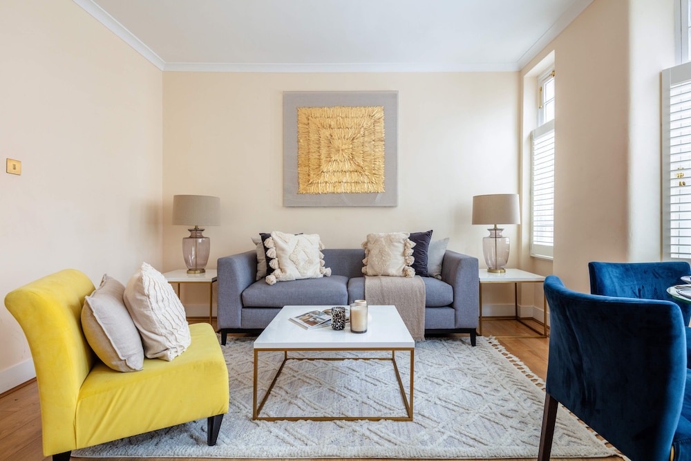Stylish 3BR 2BA in Mayfair by Hyde Park