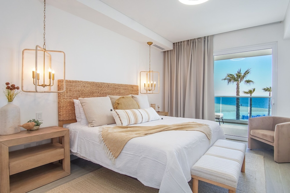 Gorgeous 2 Bedroom Condominium