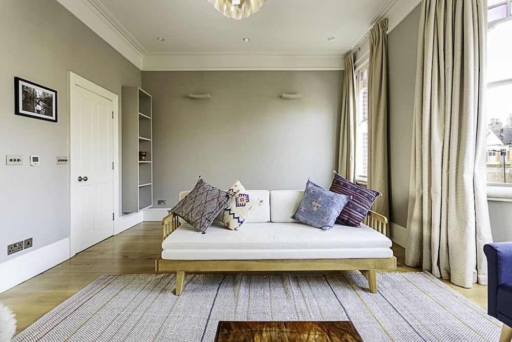 Bermondsey Bliss: Views, Comfort, and City Access!