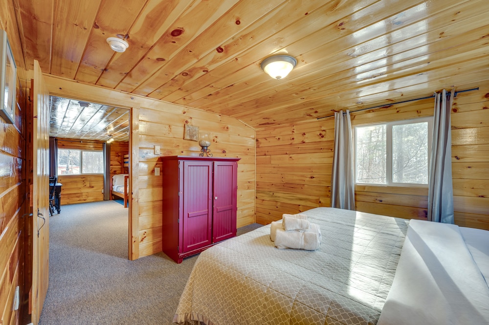 Cozy Laconia Cabin, Close to Winnipesaukee Pier!