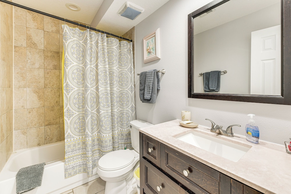 4 Mi to Siesta Key Beach: Condo w/ Pool Access