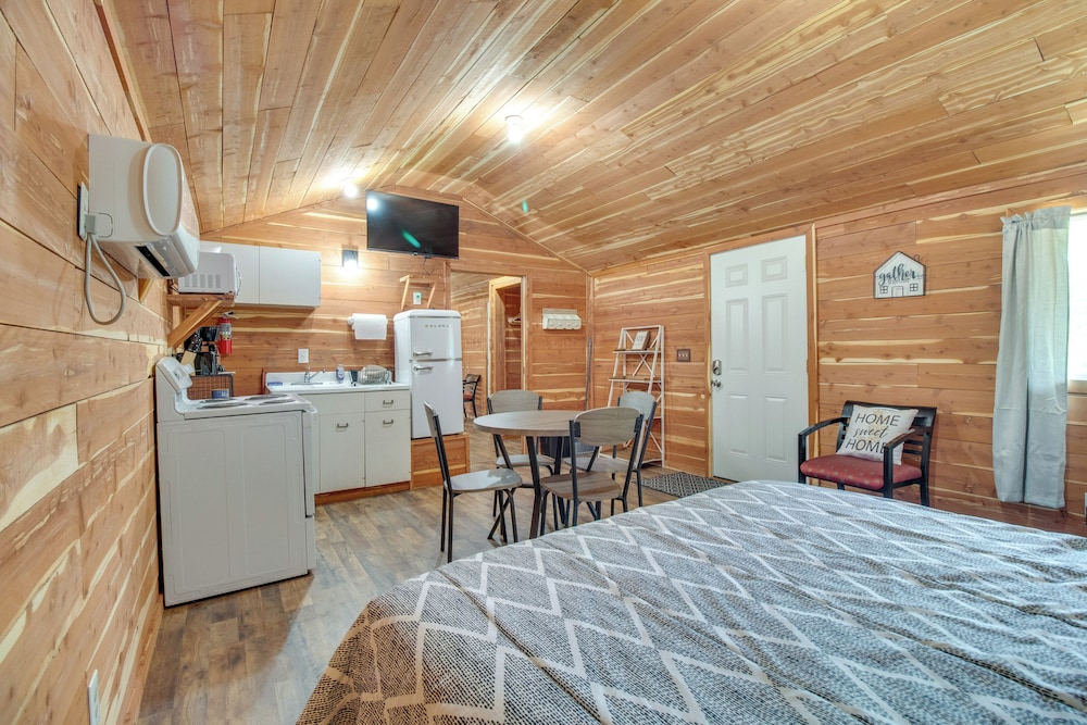 Cabin 2 Mi to White River: Great for Anglers!
