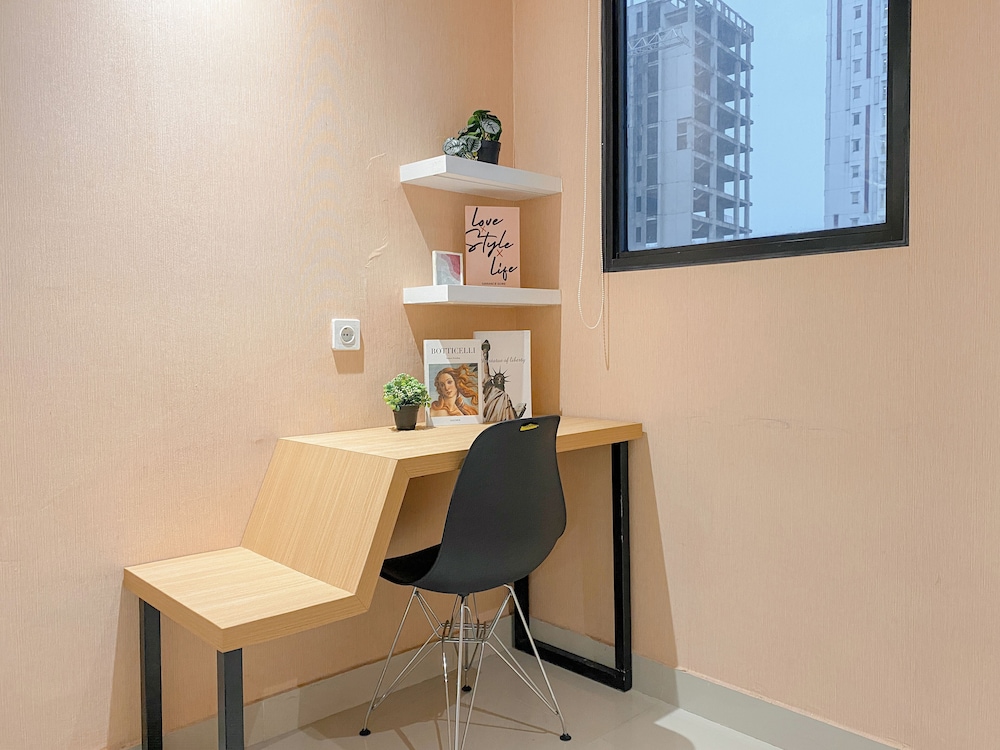 Peach Tone Studio At Evenciio Margonda Apartment