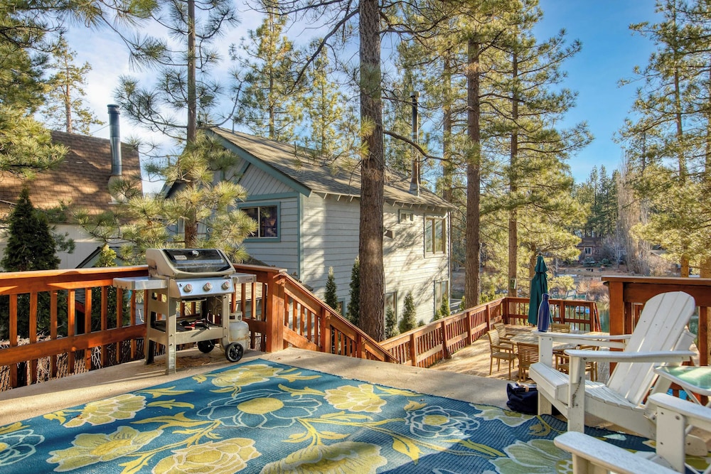 2 Lakefront Homes by Avantstay Sleeps 23, Private Dock+beach, Hot Tub, Fire Pit, Deck Views
