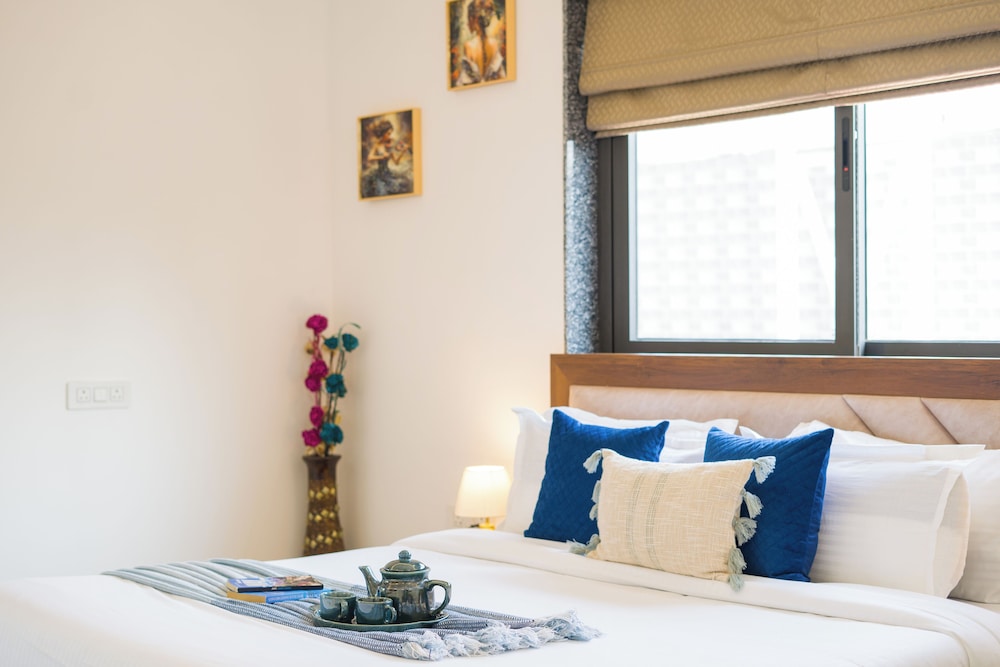 ELIVAAS 5 BHK With Pvt Pool - Zenora
