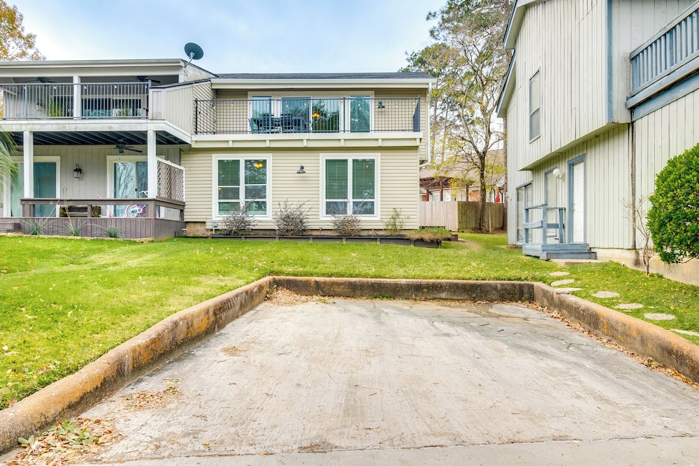Walk to Lake Conroe: Family-friendly Getaway!