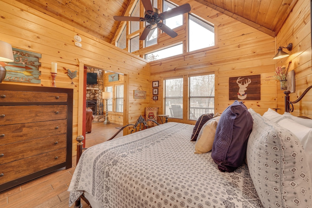 Hot Tub + Fire Pit: Broken Bow 'honeymoon Cabin'