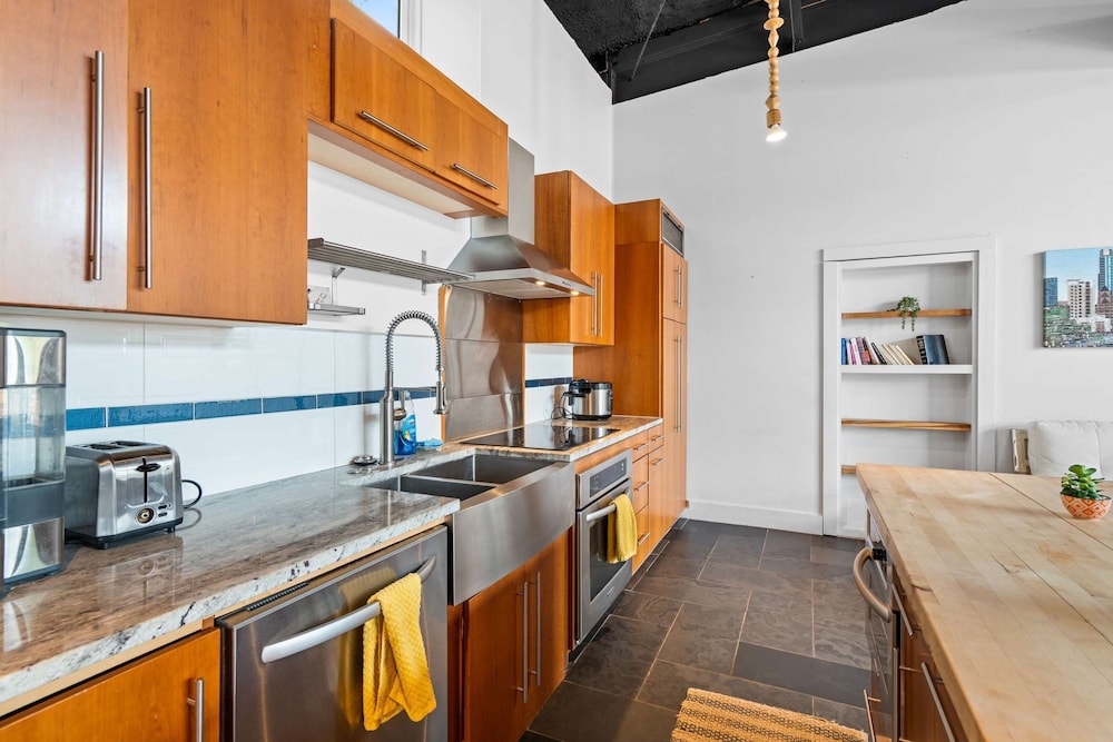 Luxury 7BR Hill Country Gem With Barndominium