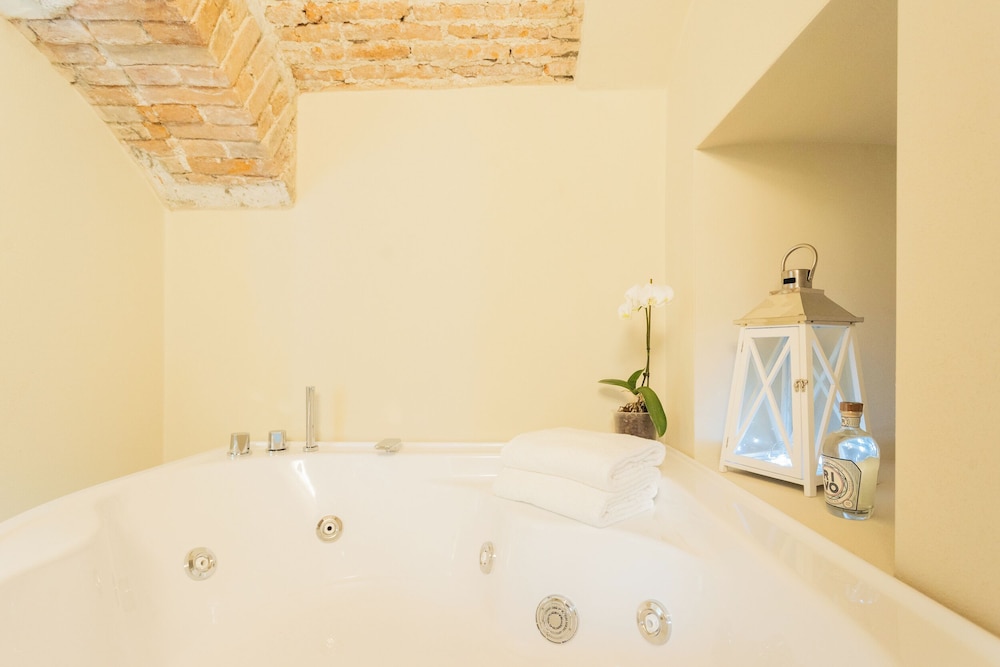 Romantic Escape City Centre With Jacuzzi & Parking by Rent all Como