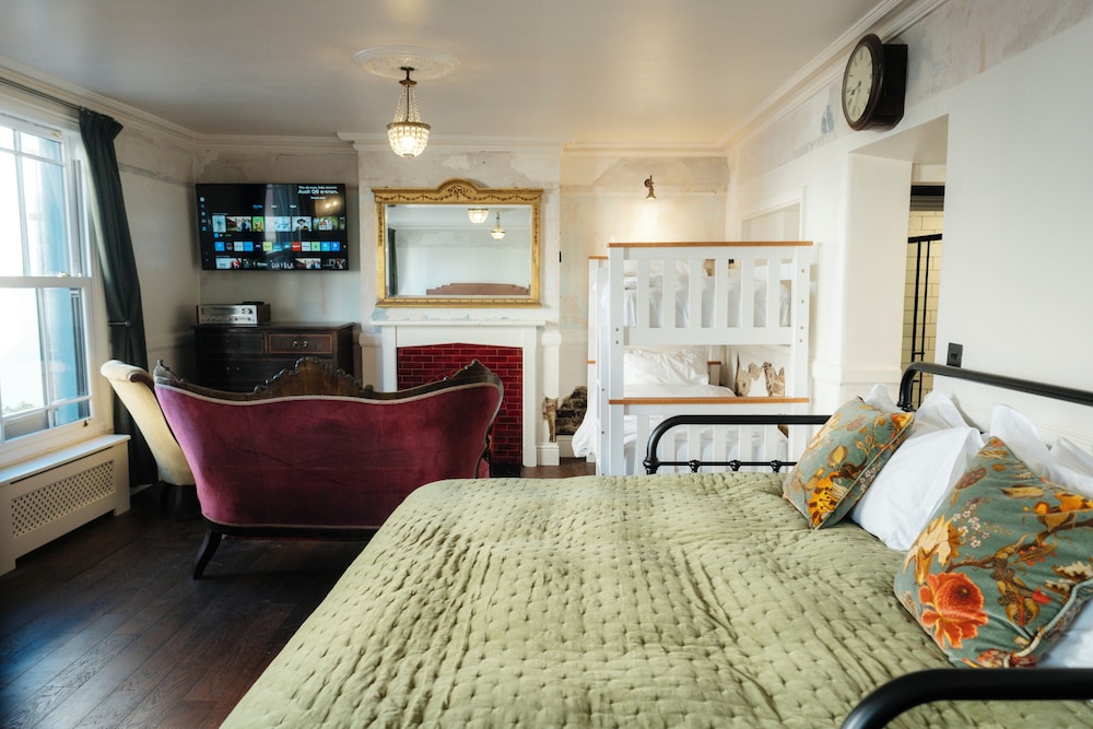 The Doghouse Inn