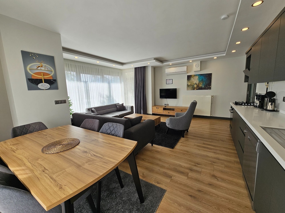Professionally Maintained Spacious New Suites 2-1