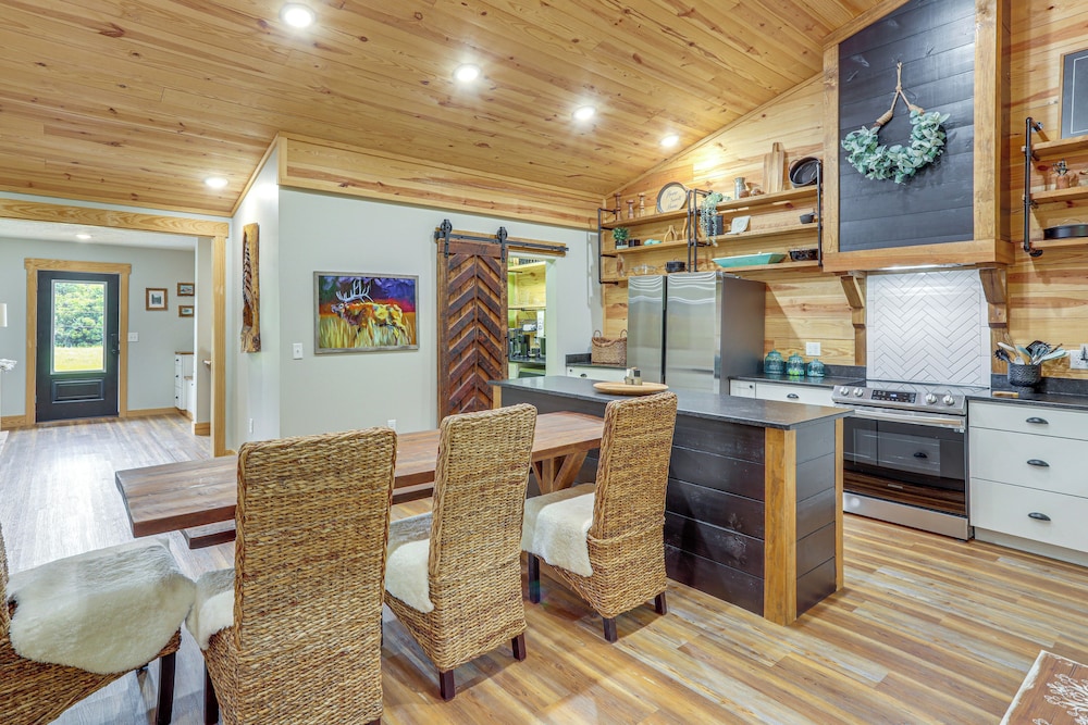 Relax on the River: Modern Mountain View Escape!
