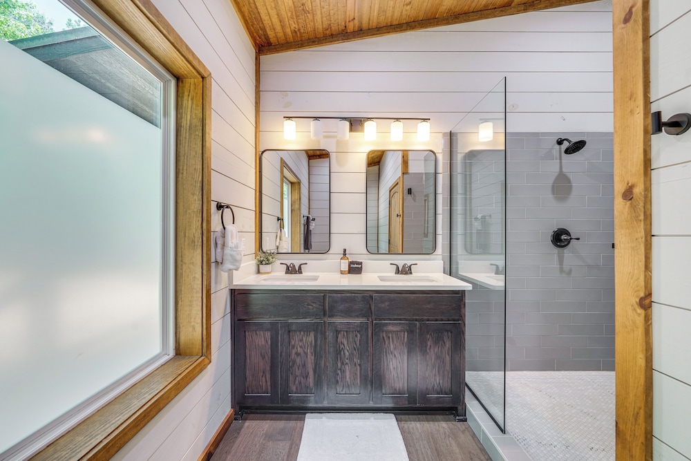 Creekside Cabin w/ Views & Hot Tub in Broken Bow