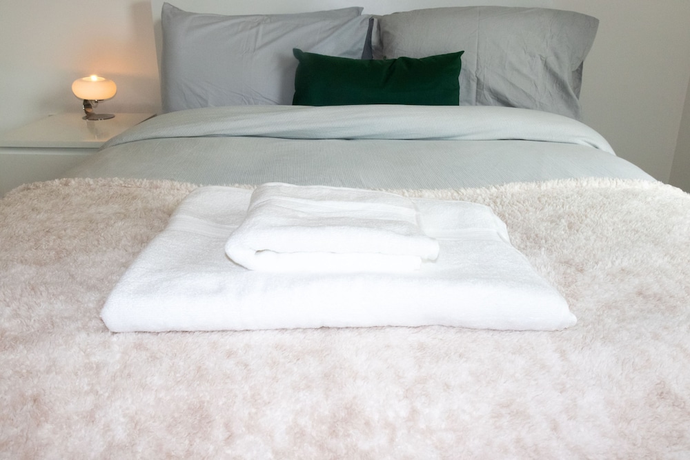 Livestay - 1bed Apt Private Building Free Parking view 4